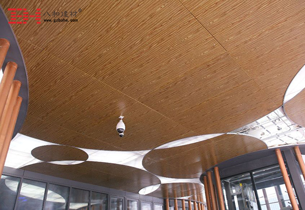 八和建材仿木紋鋁單板，點(diǎn)亮建筑的無限生機(jī)！
