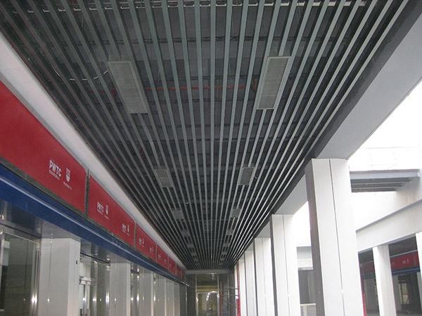 廣州保利國(guó)際貿(mào)易中心-門頭鋁方通天花.jpg