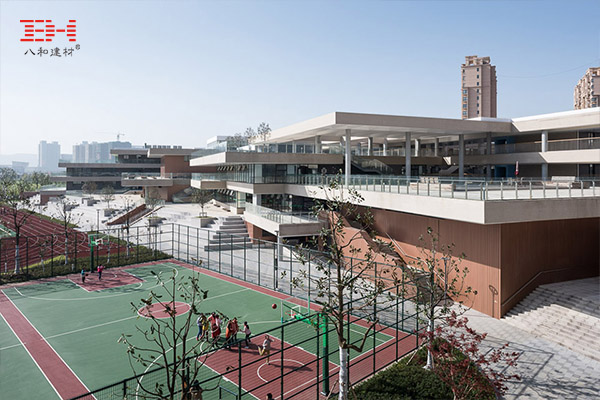 案例欣賞：鋁天花吊頂、鋁型材方通裝飾小學大樓內外部天花